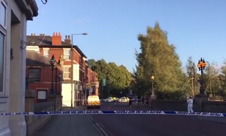 Otac u Manchesteru bebu bacio u rijeku i nakon toga otišao na piće